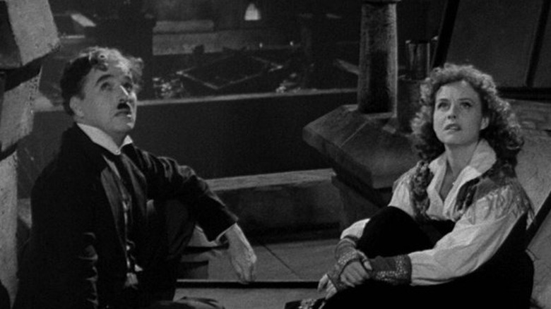 The barber and a sweetheart on a roof lookiung a the sky in the Great Dictator
