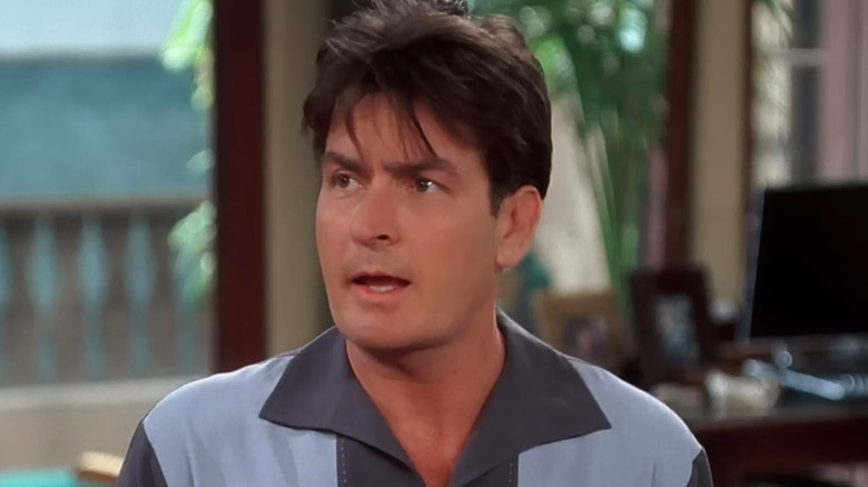 Charlie Harper com uma sobrancelha levantada em Two and a Half Men