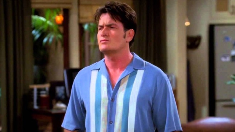 Charlie Harper fazendo cara feia para Dois Homens e Meio