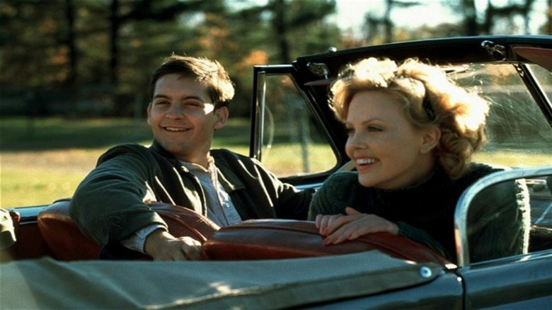 Tobey Maguire and Charlize Theron in The Cider House Rules