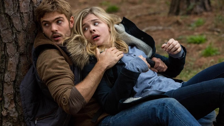 Evan saves Cassi from a dangerous meeting in the fifth wave