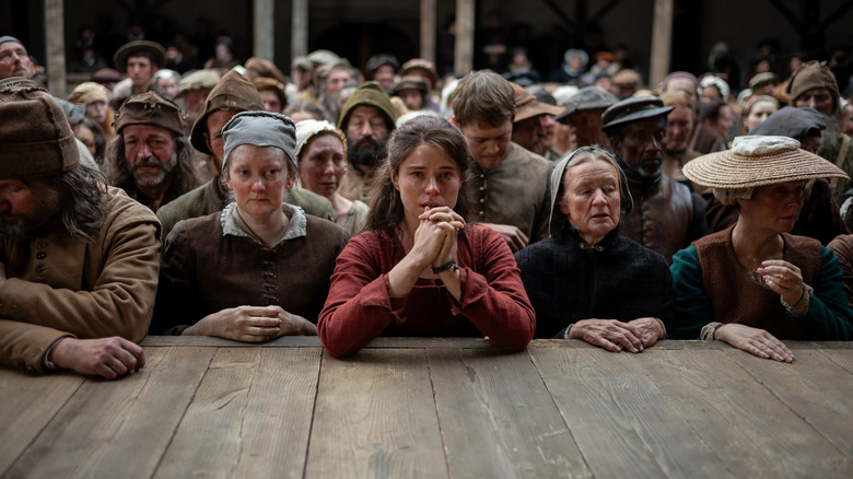 Hamnet, Agnes watching the play Hamlet in a crowd filled with moved viewers