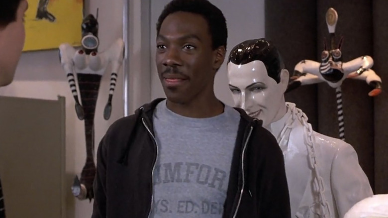 Eddie Murphy in front of mannequin Beverly Hills Cop