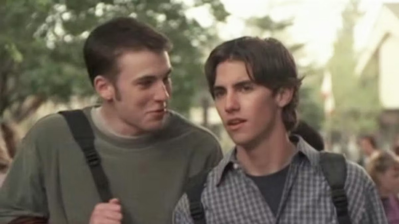 క్రిస్ ఎవాన్స్ క్యారీగా మరియు మిలో వెంటిమిగ్లియా వ్యతిరేక సెక్స్‌లో జెడ్‌గా నటించారు