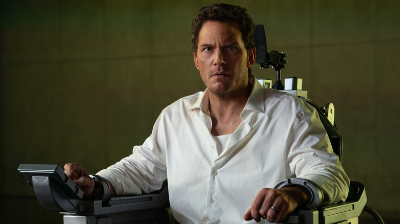 Chris Pratt sebagai Chris Raven duduk di kursi futuristik di Mercy