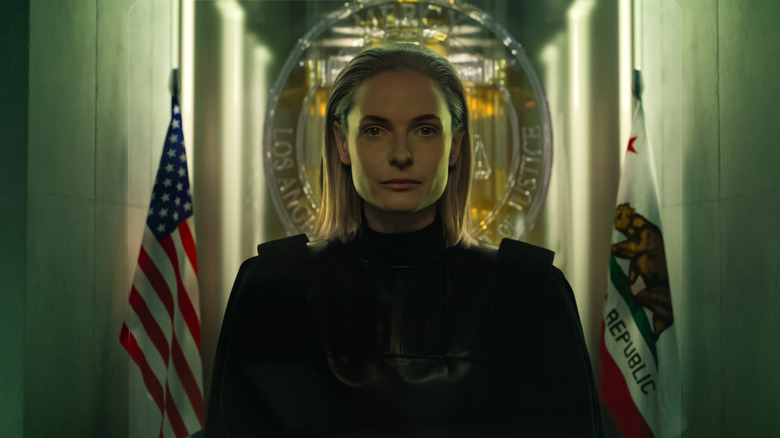 Rebecca Ferguson sebagai Maddox diapit oleh bendera di Mercy