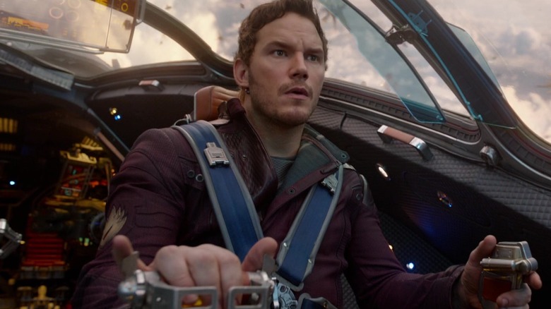 క్రిస్ ప్రాట్ యొక్క స్టార్-లార్డ్/పీటర్ క్విల్ అతని అంతరిక్ష నౌకను గార్డియన్స్ ఆఫ్ ది Galaxy.jpgలో పైలట్ చేశాడు