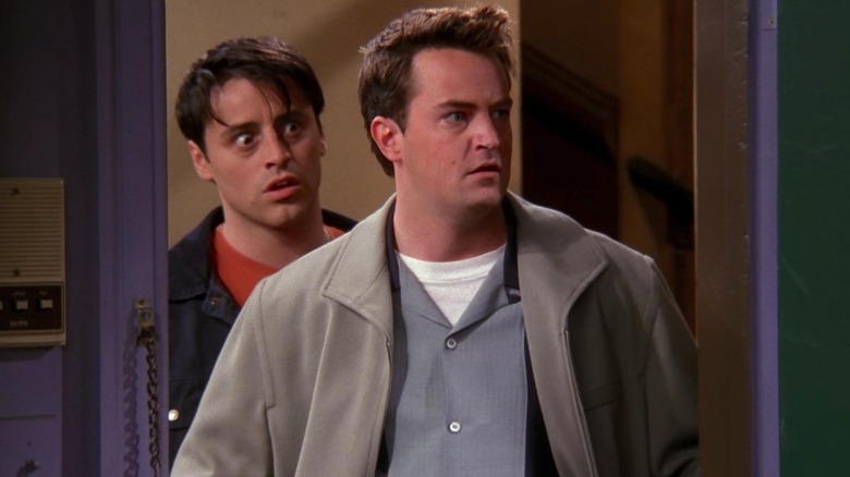 Matt LeBlanc sebagai Joey dan Matthew Perry sebagai Chandler tampak kaget di Friends