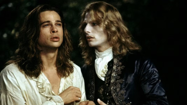 Lestat de Lioncourt (Tom Cruise) Melihat Louis de Pointe du Lac (Brad Pitt) dalam wawancara dengan The Vampire