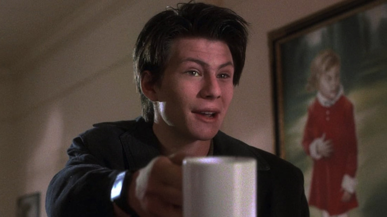 JD, met een koffiemok in de hand, in Heathers