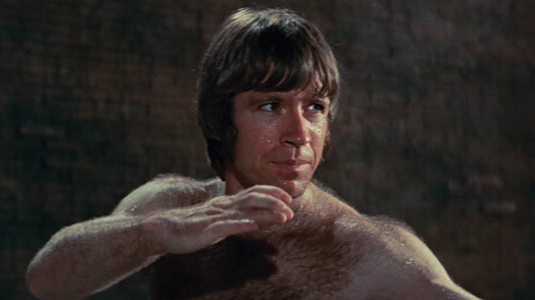 Chuck Norris als Colt poseert in The Way of the Dragon