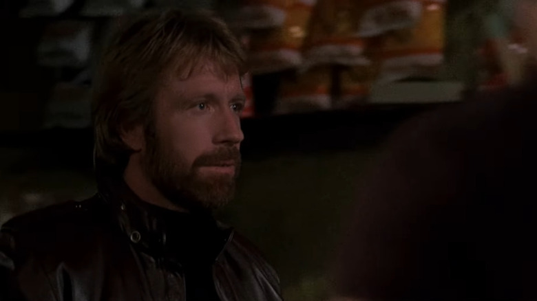 சார்ஜென்ட் எடி குசாக் கோட் ஆஃப் சைலன்ஸ் இல் ஒரு பார் வழியாக நடந்து செல்கிறார்