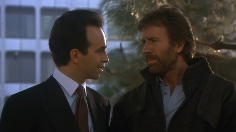 Le détective O'Brien parle à un autre flic dans Hero and the Terror