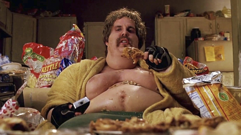 డాడ్జ్‌బాల్: ఎ ట్రూ అండర్‌డాగ్ స్టోరీలో వైట్ గుడ్‌మ్యాన్‌గా బెన్ స్టిల్లర్ స్నాక్స్ తింటున్నాడు మరియు లావుగా ఉన్న సూట్ ధరించాడు