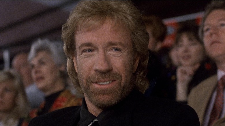 சக் நோரிஸ் சைட்கிக்ஸில் ஒரு கூட்டத்தில் சிரித்துக்கொண்டிருக்கிறார்