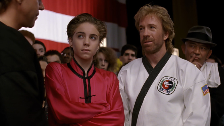 சைட்கிக்ஸில் நடந்த கராத்தே போட்டியில் பாரி கேப்ரூவ்ஸ்கியாக ஜொனாதன் பிராண்டிஸ் மற்றும் கெல்லி ஸ்டோனாக ஜோ பிஸ்கோபோவை சக் நோரிஸாக எதிர்கொள்கிறார்.