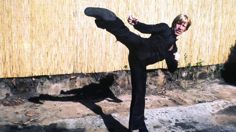 Chuck Norris levert een hoge trap in Good Guys Wear Black