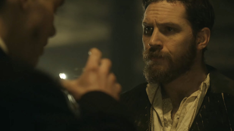 Cillian Murphy als Tommy Shelby proeft een drankje terwijl Tom Hardy als Alfie Solomons toekijkt in Peaky Blinders