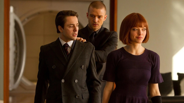 ఇన్ టైమ్‌లో సిల్వియా చిరునవ్వు నవ్వుతున్నప్పుడు విల్ ఫిలిప్‌ను తుపాకీతో పట్టుకున్నాడు