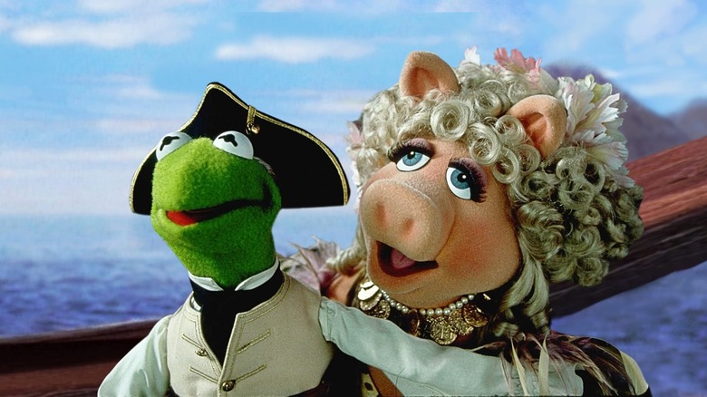 Captain Smollett and Benjamina Gunn, played by Kermit the Frog and Miss Piggy, on the deck of the Hispaniola