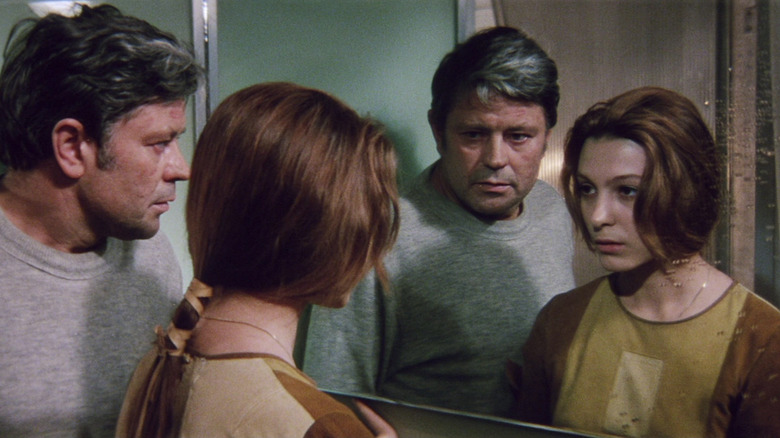 Kris Kelvin and Hari looking in a mirror in Solaris