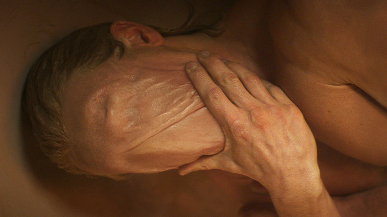 Tom Rhys Harries as Matt Hagen making his face disappear in Clayface