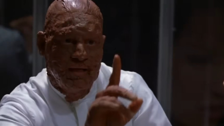 ஃபிரேட் ஆஃப் க்ளேயின் பறவைகள் எபிசோடில் க்ளேஃபேஸ் தனது விரலைப் பார்க்கிறார்