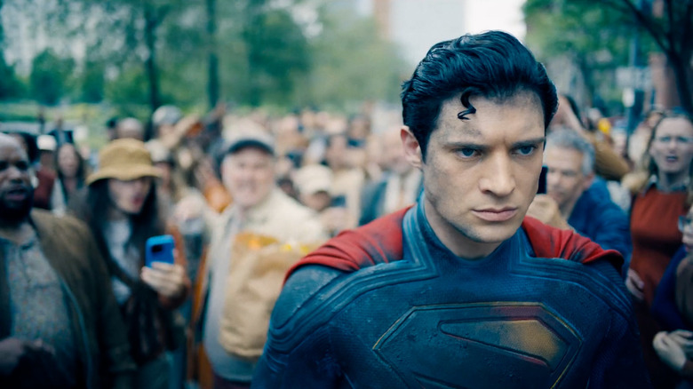 David Corenswet sebagai Superman Berjalan Melalui Lapangan Umum di Superman