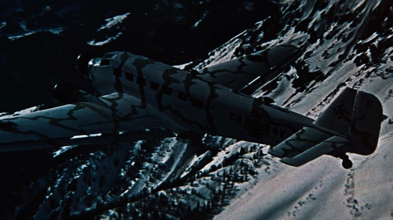 O avião voou sobre a noite de snowboards onde os egles vivem