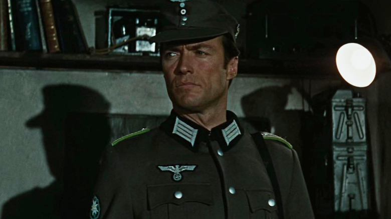 Peça Eastwood como um insistente Schaffer Schaffer Sckhaff está usando boné lá