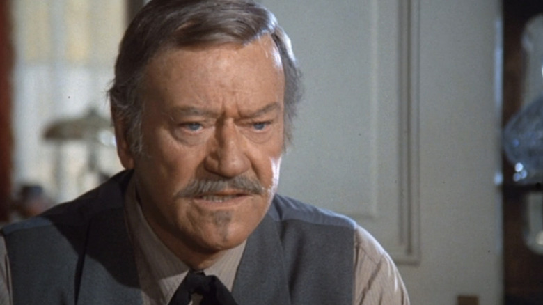 జాన్ వేన్ యొక్క JB బుక్స్ ది షూటిస్ట్‌లో క్లోజప్‌లో తీవ్రంగా కనిపిస్తుంది