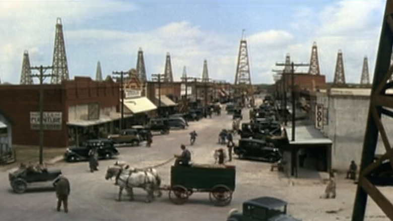 De stad Henrietta is te zien met booreilanden zichtbaar in de verte in The Stars Fell in Henrietta