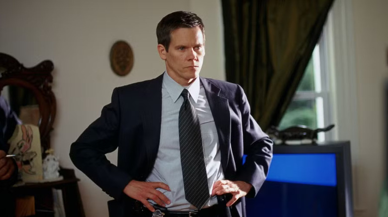 Detetive Sean Devine in a living room in Mystic River