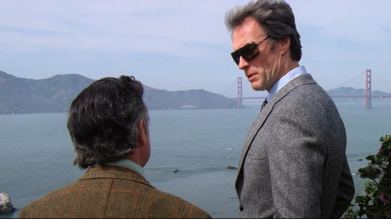 Clint Eastwood usando uma sombra usando uma sombra repentina