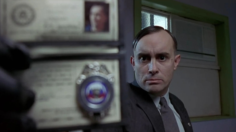 Speciaal agent Milton Dammers houdt zijn badge omhoog in The Frighteners