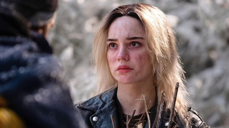 Natalie Scatorccio covered in dirt on Yellowjackets