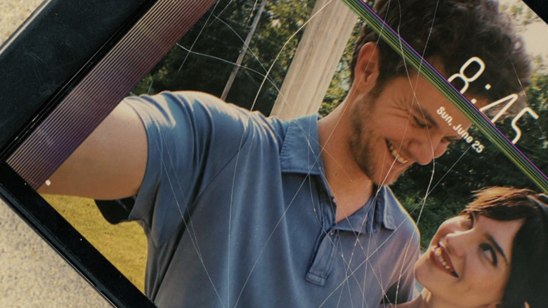 Papel de parede do telefone quebrado de Josh com ele e Iris sorrindo juntos em companheiro