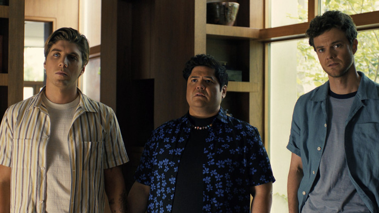 Patrick, Eli e Josh em pé no quarto de Sergey em Companheiro