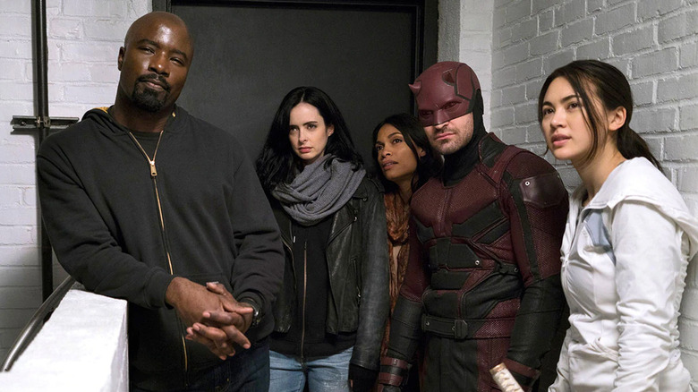 Mike Colter, Kysten Ritter, Rosario Dawson, Charlie Cox and Jessica Henwick in The Defenders