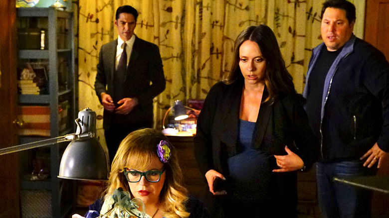 The cast of Criminal Minds gathered around a computer