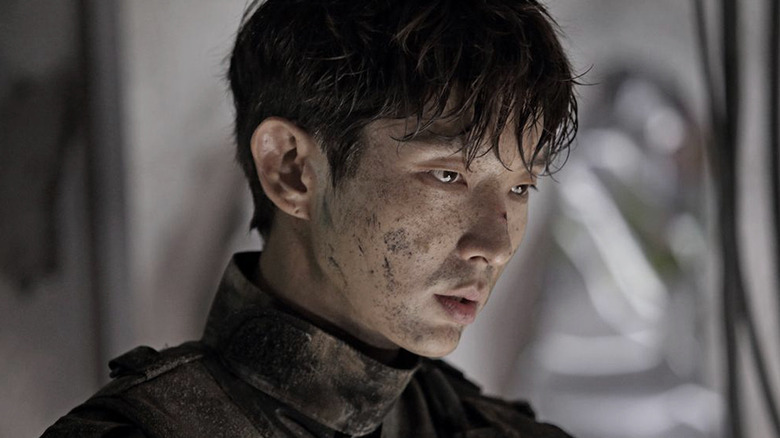 An exhausted and dirty Kim Hyun-joon (Lee Joon-gi) stands stoically in Criminal Minds