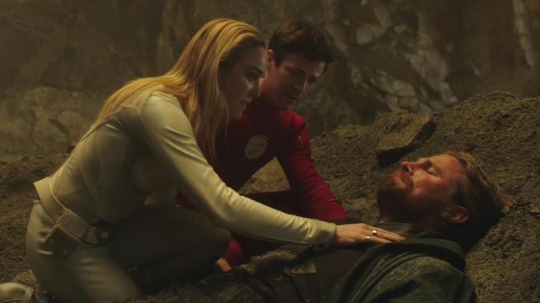 White Canary and Flash kneeling in front of a dying Oliver Queen in Crisis on Infinite Earths