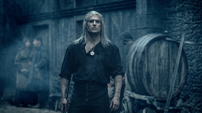 The Witcher's Geralt stands in an alley