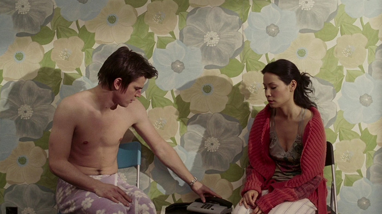 Josh Hartnett as Slevin Kelevra and Lucy Liu as Lindsey sitting by the phone and staring at it in Lucky Number Slevin
