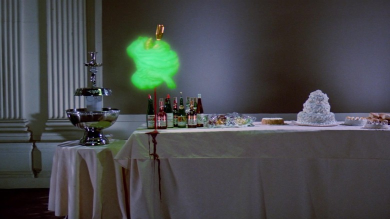 Slimmer wijn drinken in een eetzaal in Ghostbusters