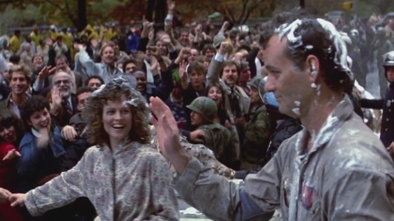 Dana Barrett en Peter Venkman begroeten het publiek in Ghostbusters