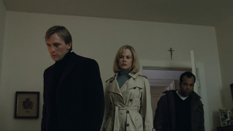 Nicole Kidman's Dr. Carol Bennell stands alongside Daniel Craig's Dr. Ben Driscoll as Jeffrey Wright's Dr. Stephen Galeano watches in The Invasion