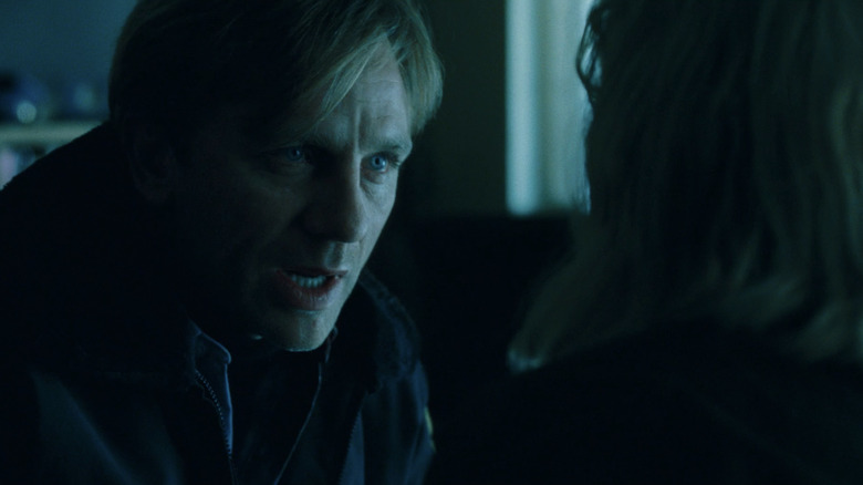 Daniel Craig's Dr. Ben Driscoll looks intense as he talks to Nicole Kidman's Dr. Carol Bennell in The Invasion