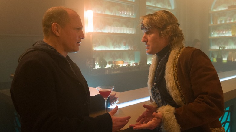 Woody Harrelson and Owen Wilson as themselves having a conversation at a bar in Lost in London