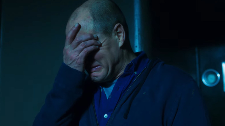 వుడీ హారెల్సన్ లాస్ట్ ఇన్ లండన్‌లో అగ్లీ కేకలు వేస్తున్నట్లు